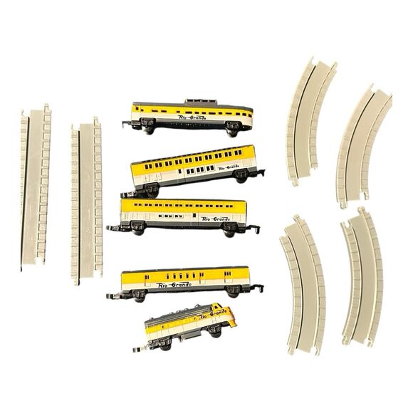 Vintage MICRO MACHINES Rio Grande Train Set with 6pc Track - Picture 2 of 3